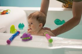 Baby baden ganz entspannt – so geht’s